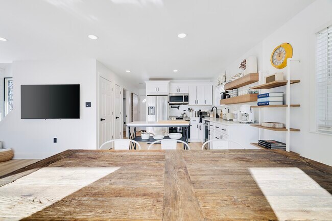 Building Photo - 1120 Sky High Ter