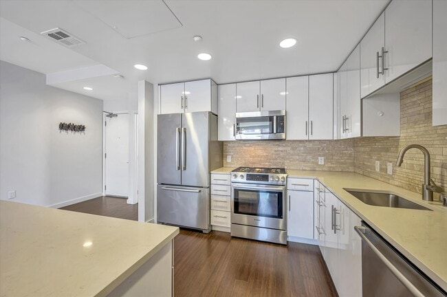 Building Photo - 501 Hudson Ave