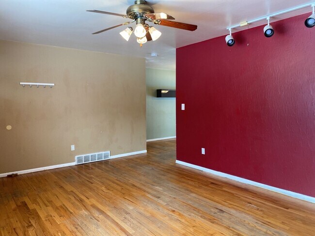 Building Photo - STUDENTS WELCOME! Spacious Ranch Home w/ F...