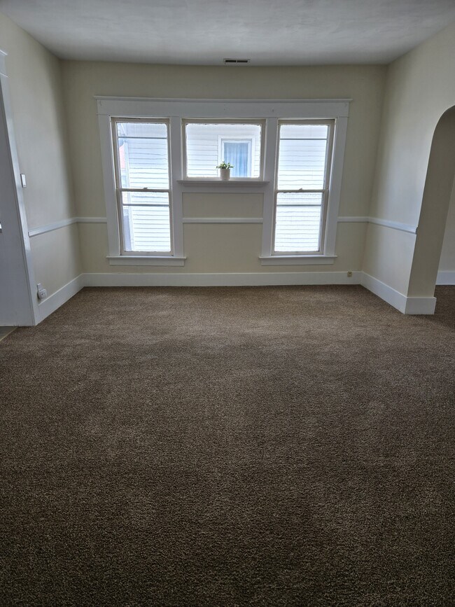 Spacious dining room - 718 W 23rd St