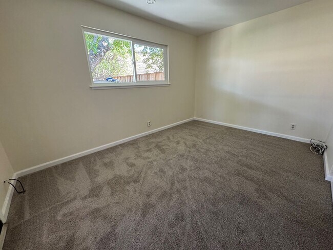 Foto del edificio - Remodeled 5 bedroom with new landscaping a...