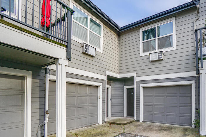 Primary Photo - BEAUTIFUL CONDO ON THE COLUMBIA RIVER