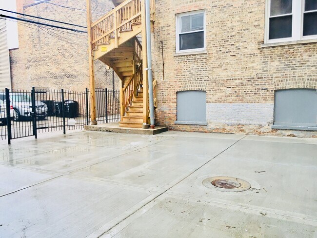 Foto del edificio - 4412 N St Louis Ave