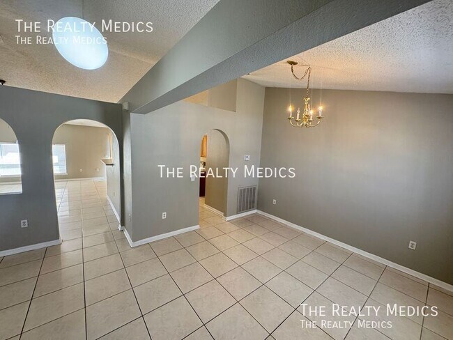 Building Photo - Charming 3-Bedroom Home in Poinciana – You...