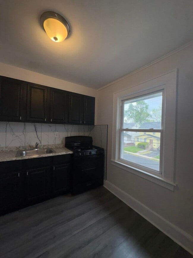 Building Photo - 28 Beechwood Pl