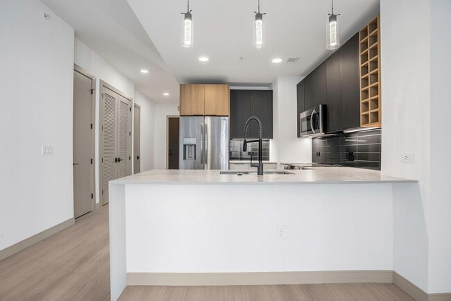 Building Photo - Vivian