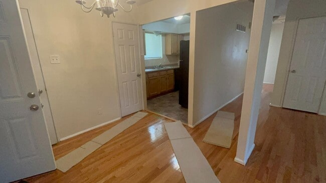 Building Photo - 522 Alcove Ave