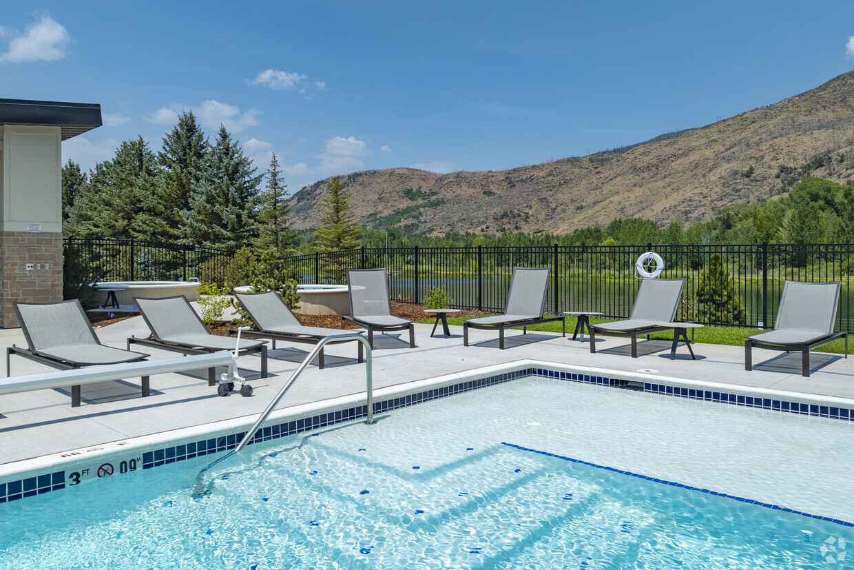 Piscina frente al lago - Tree Farm Lofts