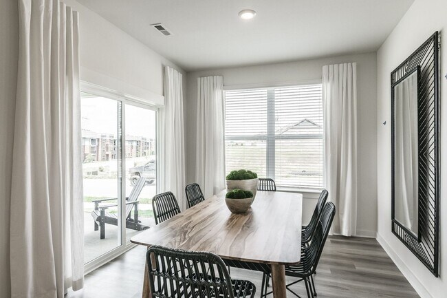 Building Photo - Modern Townhome