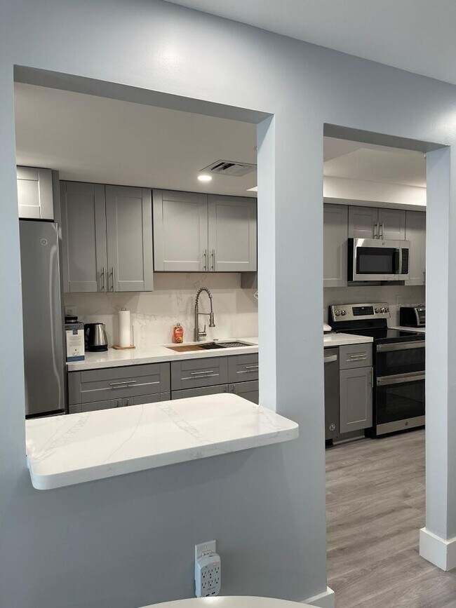 Building Photo - 18061 Biscayne Blvd