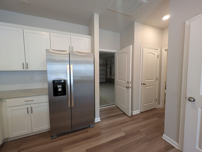 Building Photo - Gorgeous 3 beds, 2.5 bath home located in ...