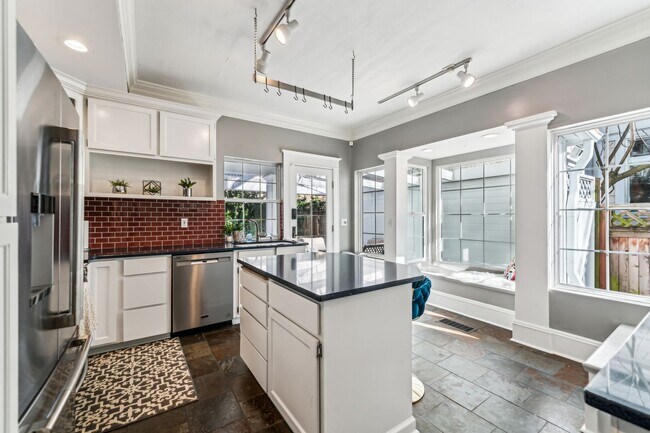 Building Photo - Amazing Colonial House in Sullivan's Gulch...