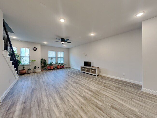 Foto del edificio - Your Dream 3-Story Home Awaits with $500 O...