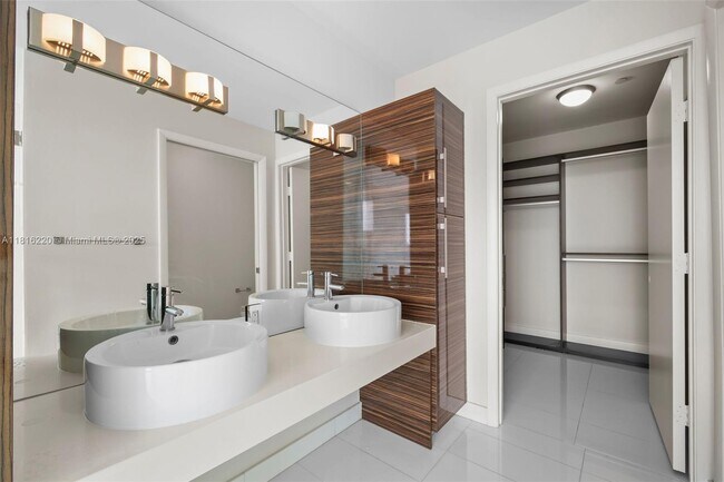 Foto del edificio - 2020 N Bayshore Dr