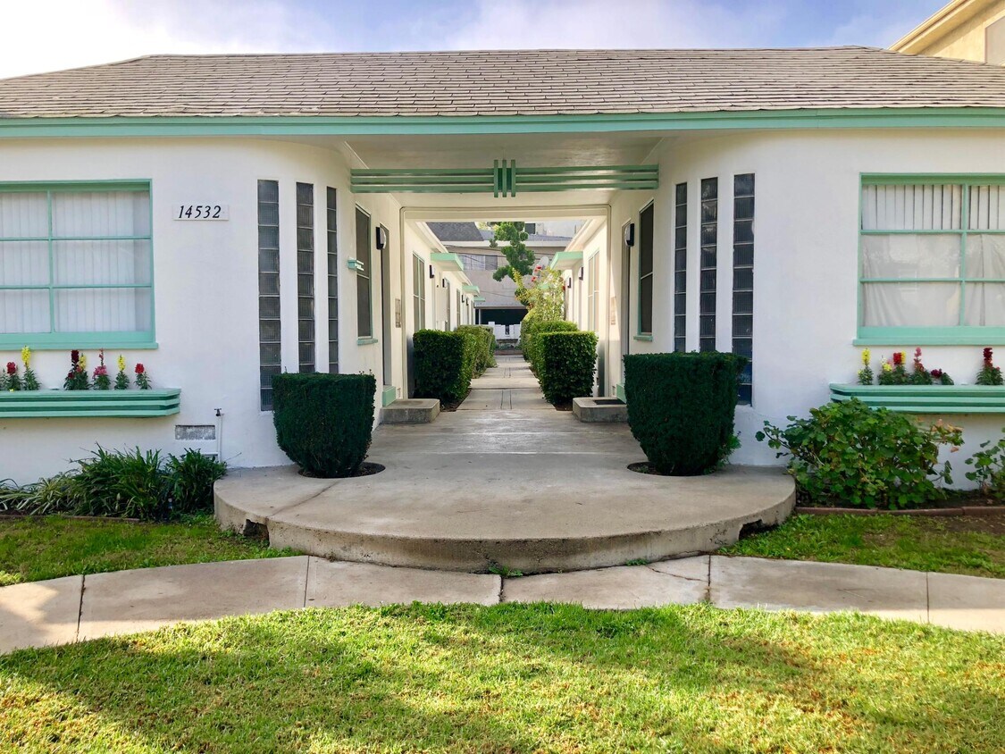 Foto principal - 14532 Dickens St