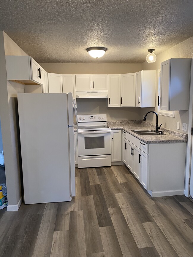 Building Photo - 225 6th St SE