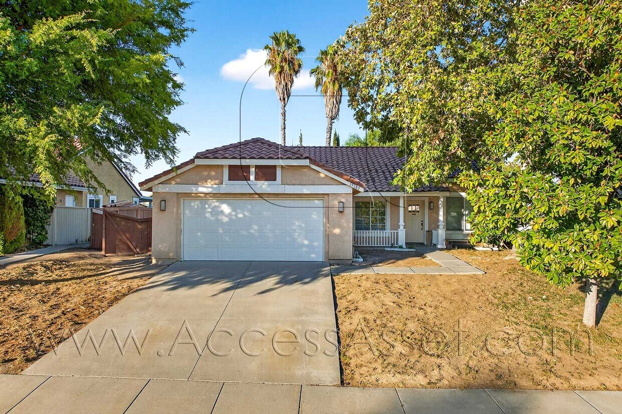 Foto principal - Beautiful 3-Bed, 2-Bath Home with Spacious...