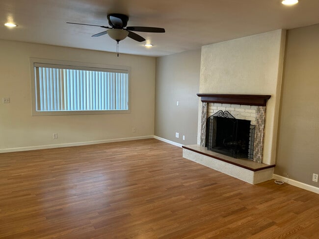 Building Photo - 705 W Graaf Ave