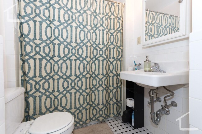 Building Photo - Nicely updated unit near the Green Line in...