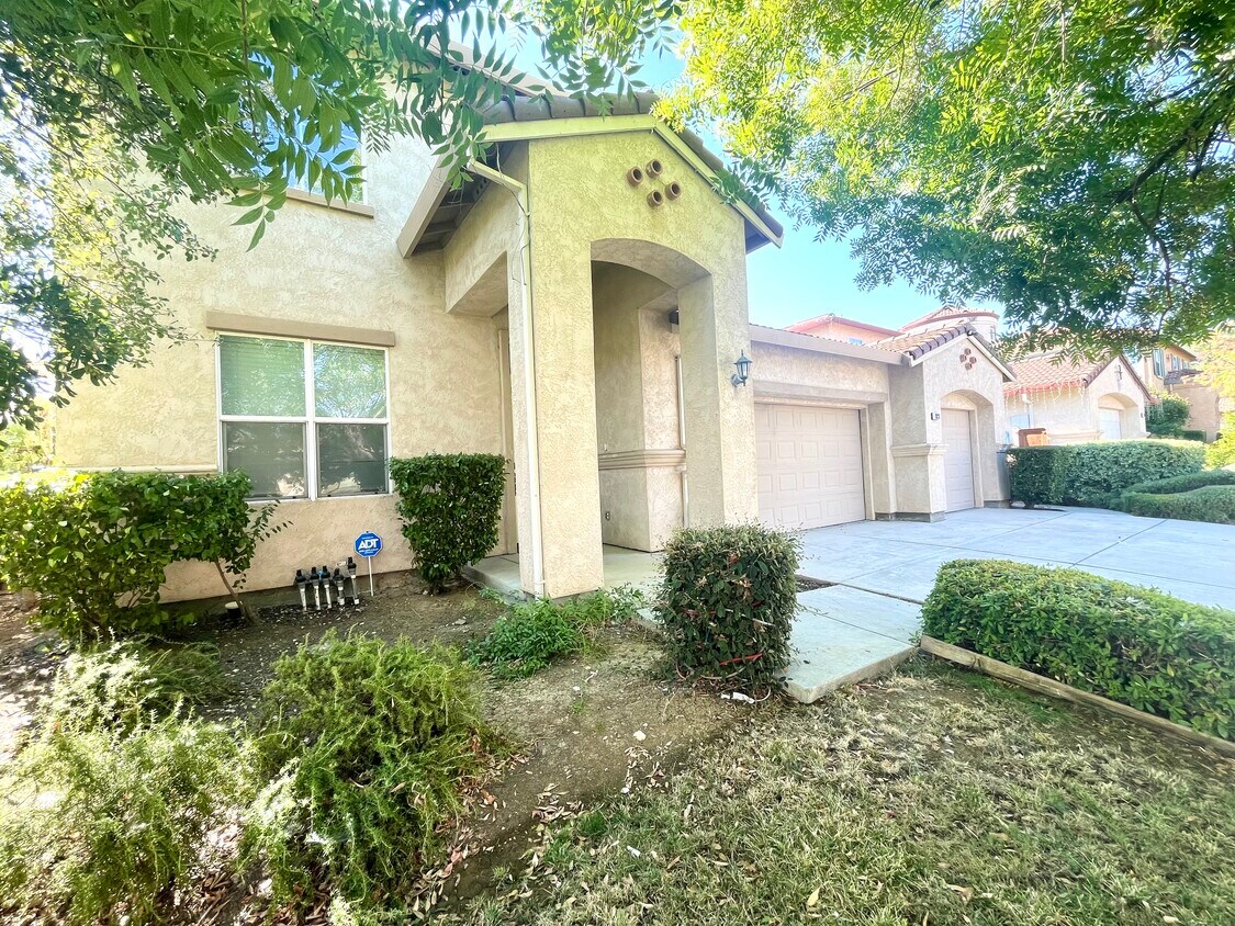 Primary Photo - 1828 Crown Peak Way