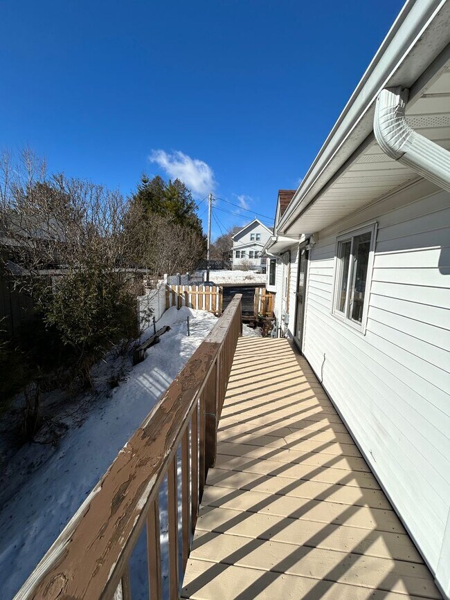 Building Photo - COMING SOON! - 2 BED 1 BATH Home!