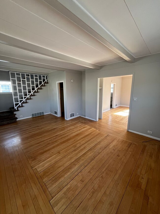 Building Photo - 3 Bedroom 1.5 Bathroom Home