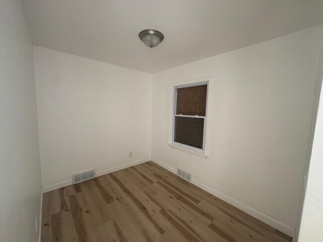 Building Photo - 15243 Eastwood St