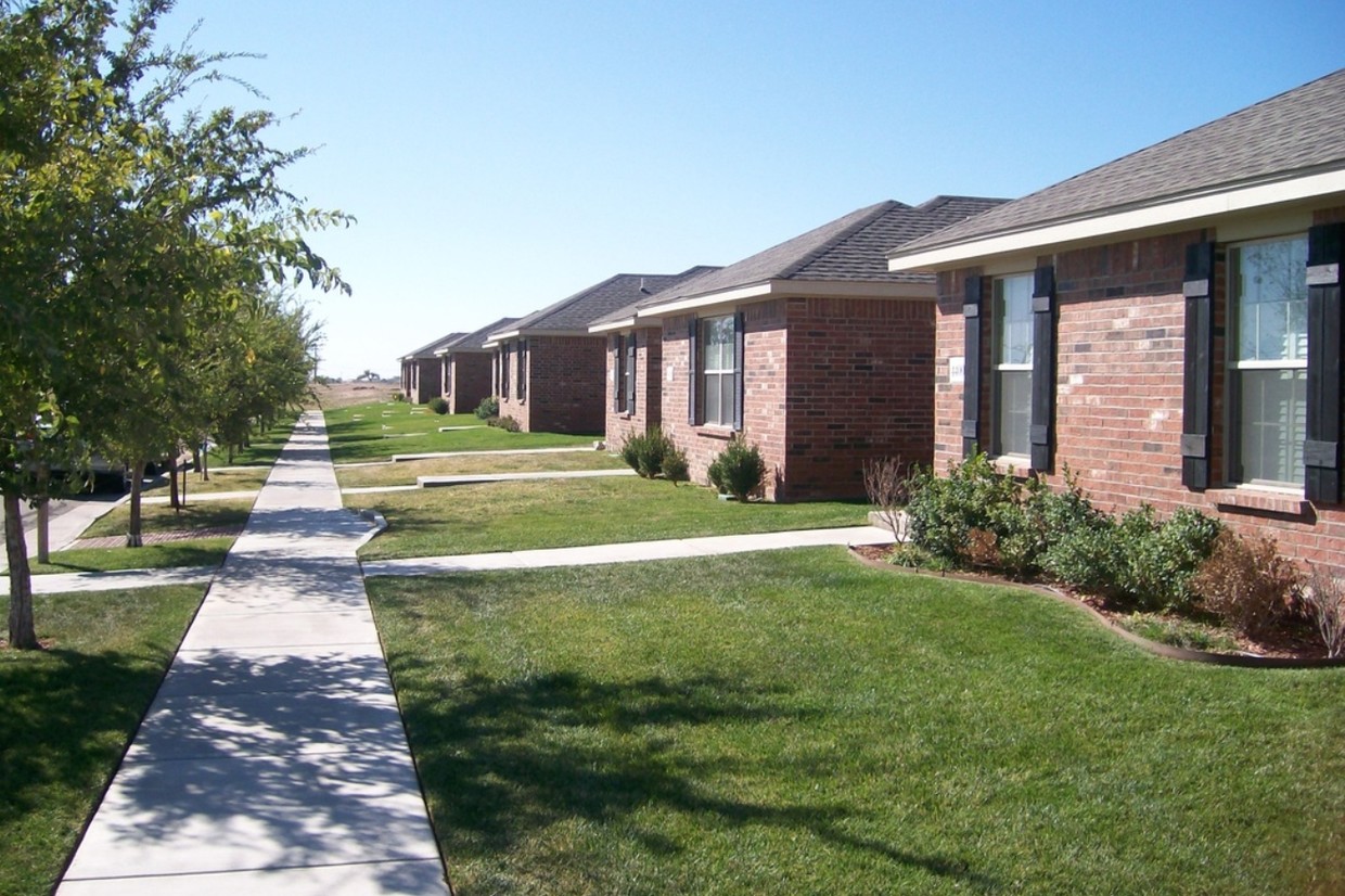 Primary Photo - The Townhomes on Mirror