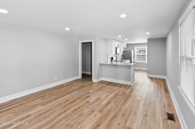 Building Photo - 2402 E 3rd St