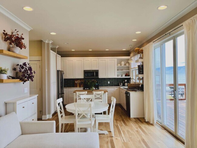 Foto del edificio - Fully Furnished House plus Mother-in-law suite - Lake Views & Access - Winter Rental Only