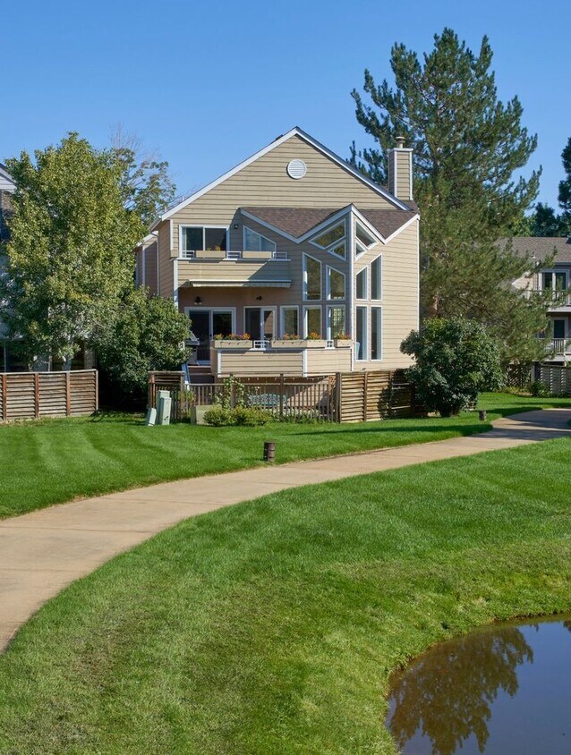 Foto principal - Spacious, sunny, furnished home in East Bo...