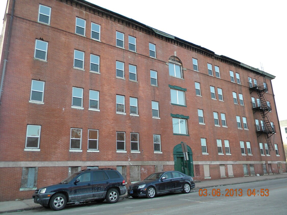 Building Photo - 231 E North Ave
