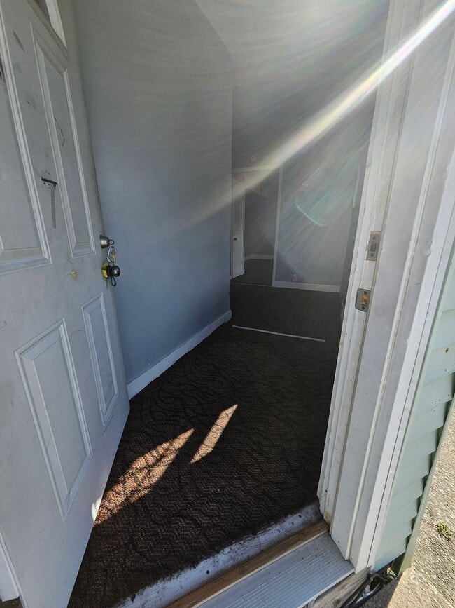 Building Photo - Lower 2 bedroom unit