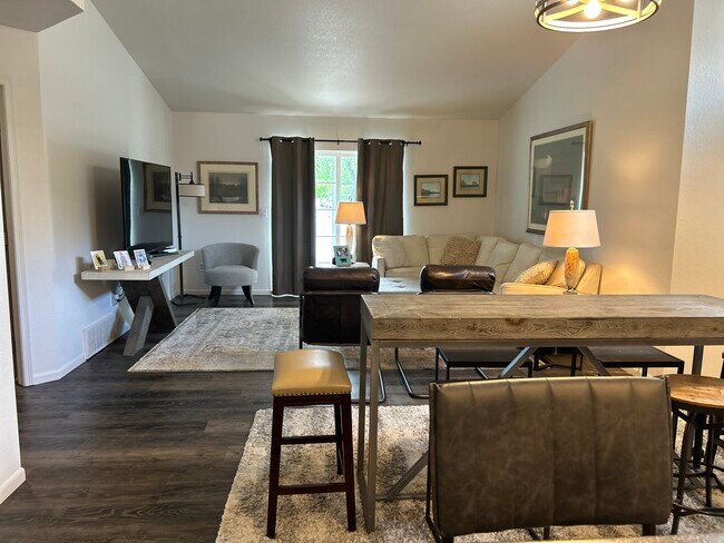 Sala de estar/comedor se muestra amueblado - 3716 Decathlon Pky