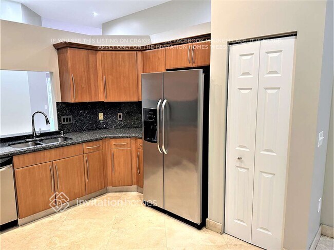 Foto del edificio - 8165 Madison Lakes Cir S