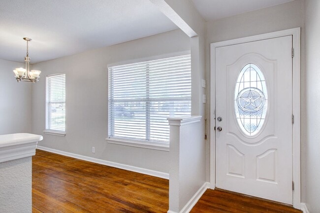 Foto del edificio - ***MOVE-IN SPECIAL: ONE WEEK FREE***Updated North Central Home with Hardwood Floors & Covered Patio