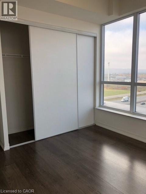 Photo du bâtiment - 560 N Service Rd