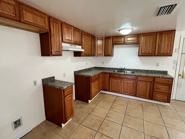 Foto del edificio - 3 Bedroom 1 Bath duplex with updated kitchen
