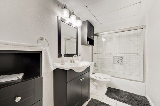 Baño completo - 4633 Wild Indigo St