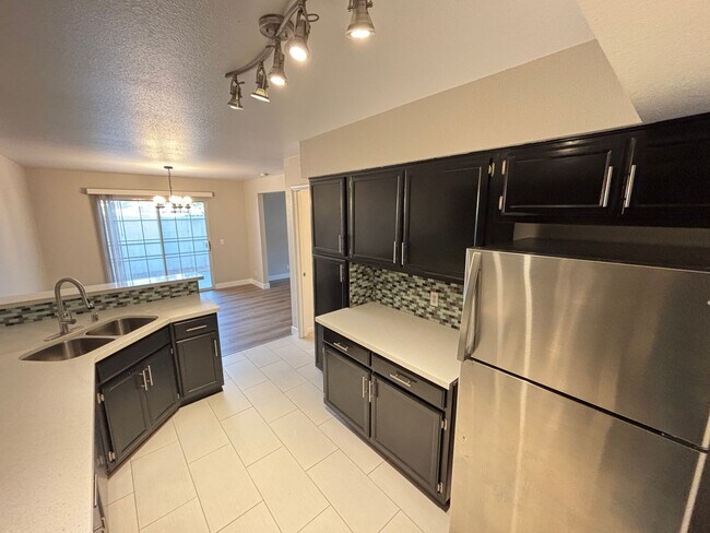 Foto del edificio - Charming 2 Bed/3Bath/1Car Townhome nestled in this beautiful Green Valley Community!