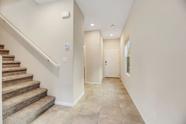 Building Photo - Gorgeous 4 bedroom