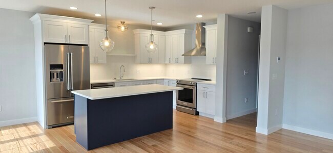Cocina con cocina eléctrica y campana extractora. - 603 Portsmouth Ave