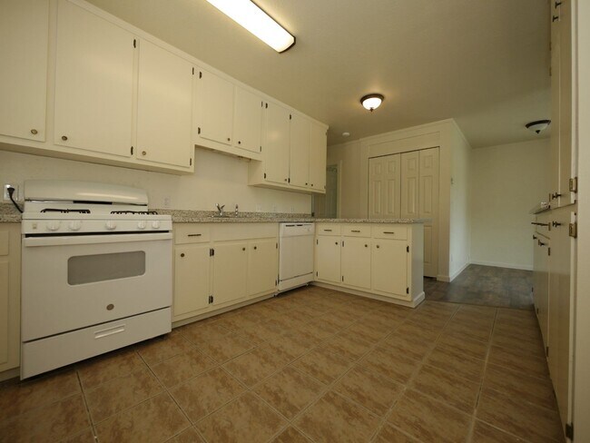 Foto del edificio - 606 Mountain Ranch Rd