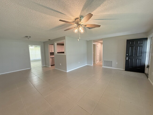Foto del edificio - "Charming 3-Bed Oasis with 2 Full Baths in New Port Richey – Your Perfect Retreat Awaits!"