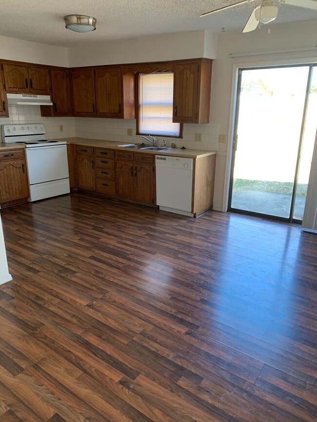 Foto del edificio - 3353 E Sunset St