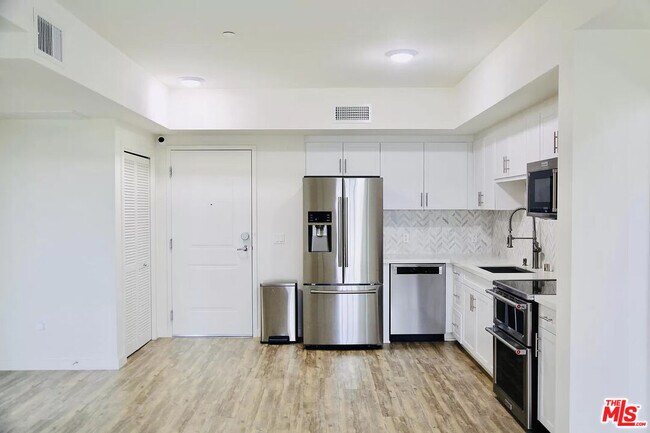 Building Photo - 12655 Bluff Creek Dr