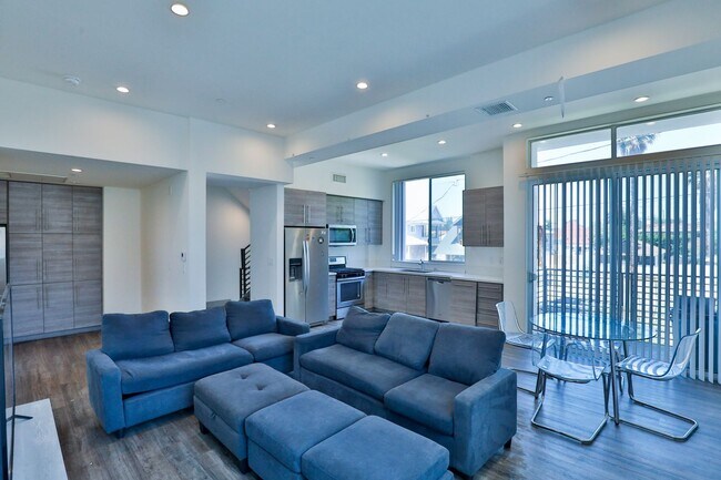 Building Photo - 1208 W 25th St