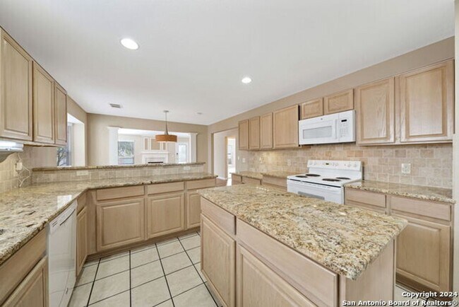Building Photo - 3 Bedroom 2 Bathrooms located in Jade Oaks...