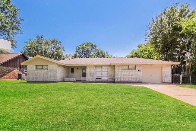 Building Photo - 1607 17th Ave N