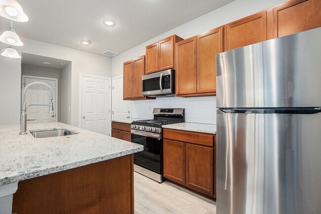 Foto del edificio - Spacious 2-Bedroom Condo with Dual Suites ...
